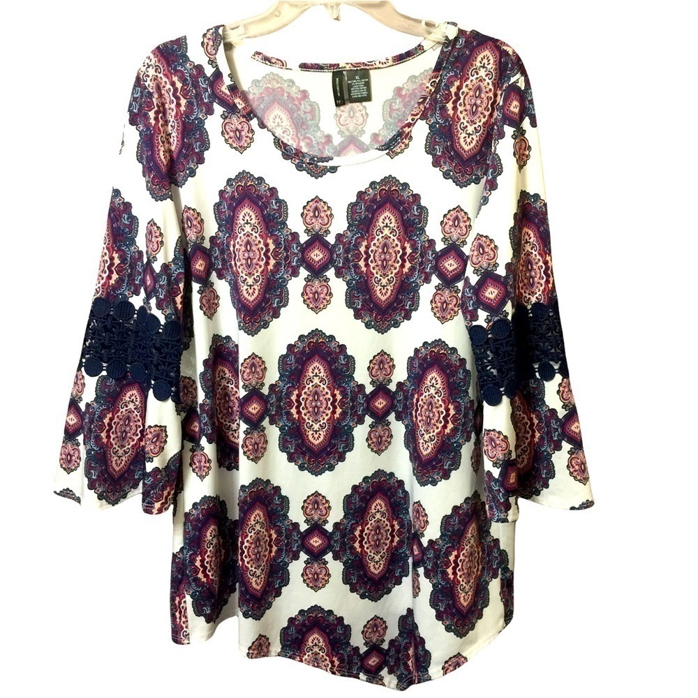 MEDALLION top with lace arm insets.